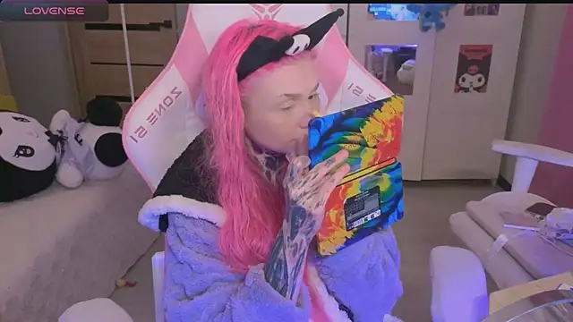 Snapshot of Britney_Lynch chatting on October 22, 5:34 pm Britney Lynch online show from October 22, 5:34 pm