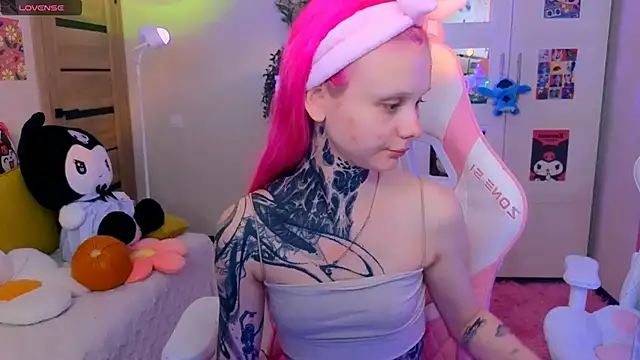 Snapshot of Britney_Lynch chatting on October 28, 3:25 pm Britney Lynch online show from October 28, 3:25 pm