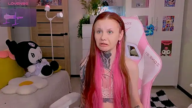 Snapshot of Britney_Lynch chatting on November 6, 12:11 am Britney Lynch online show from November 6, 12:11 am