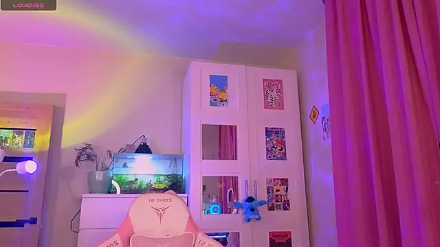 Snapshot of Britney_Lynch chatting on November 28, 9:17 pm Britney Lynch online show from November 28, 9:17 pm