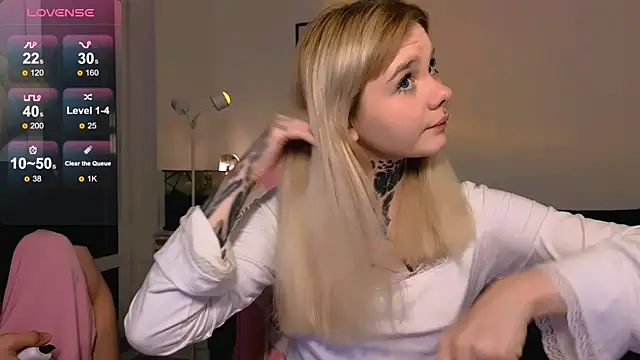 Britney Lynch online show from April 10, 7:07 pm