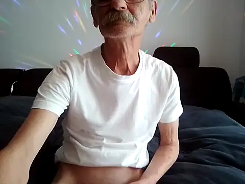 Snapshot of oleg049 chatting on July 4, 11:05 am oleg049 online show from July 4, 11:05 am