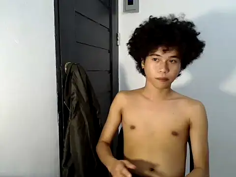 Snapshot of Asiantwink21 chatting on May 12, 5:21 pm Asiantwink21 online show from May 12, 5:21 pm