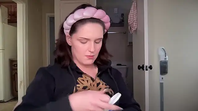 Snapshot of sexylilly69 chatting on February 19, 10:42 pm sexylilly69 online show from February 19, 10:42 pm