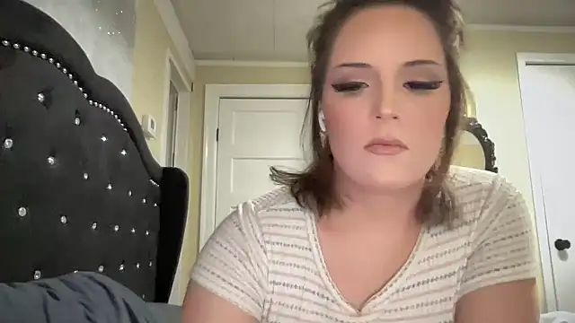 Snapshot of sexylilly69 chatting on February 27, 1:05 am sexylilly69 online show from February 27, 1:05 am