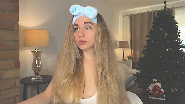 Snapshot of hotexclusive_ chatting on December 13, 7:04 am hotexclusive  online show from December 13, 7:04 am