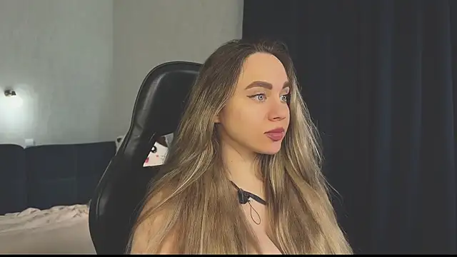 Snapshot of hotexclusive_ chatting on March 7, 8:13 am hotexclusive  online show from March 7, 8:13 am