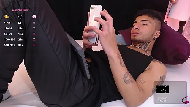 Snapshot of JuanCamiilo_66 chatting on December 25, 5:37 am JuanCamiilo 66 online show from December 25, 5:37 am