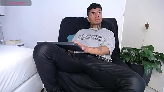 Snapshot of JuanCamiilo_66 chatting on December 31, 9:17 pm JuanCamiilo 66 online show from December 31, 9:17 pm