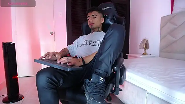 Snapshot of JuanCamiilo_66 chatting on January 24, 4:59 am JuanCamiilo 66 online show from January 24, 4:59 am