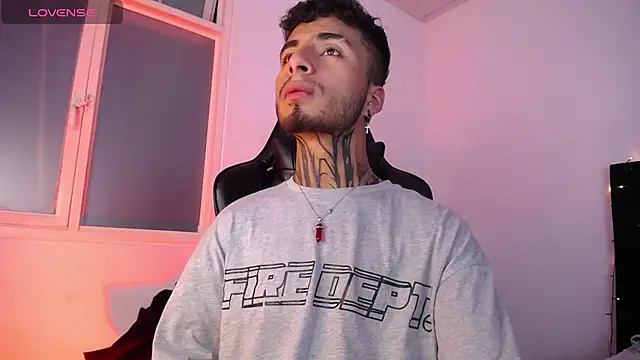 Snapshot of JuanCamiilo_66 chatting on February 18, 4:48 am JuanCamiilo 66 online show from February 18, 4:48 am