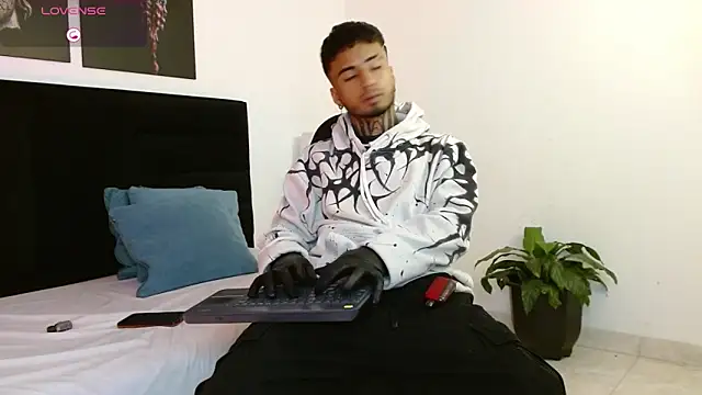 Snapshot of JuanCamiilo_66 chatting on February 28, 7:48 am JuanCamiilo 66 online show from February 28, 7:48 am