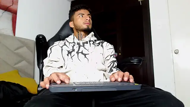 Snapshot of JuanCamiilo_66 chatting on March 14, 12:32 am JuanCamiilo 66 online show from March 14, 12:32 am