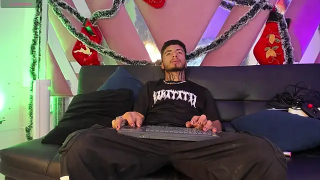 Snapshot of JuanCamiilo_66 chatting on November 18, 2:50 am JuanCamiilo 66 online show from November 18, 2:50 am