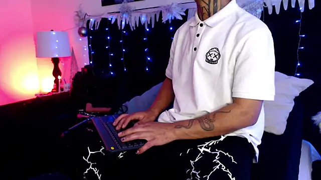 Snapshot of JuanCamiilo_66 chatting on November 28, 2:47 am JuanCamiilo 66 online show from November 28, 2:47 am