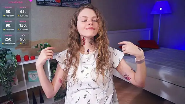 Snapshot of RayaNenlia chatting on March 9, 8:18 am RayaNenlia online show from March 9, 8:18 am