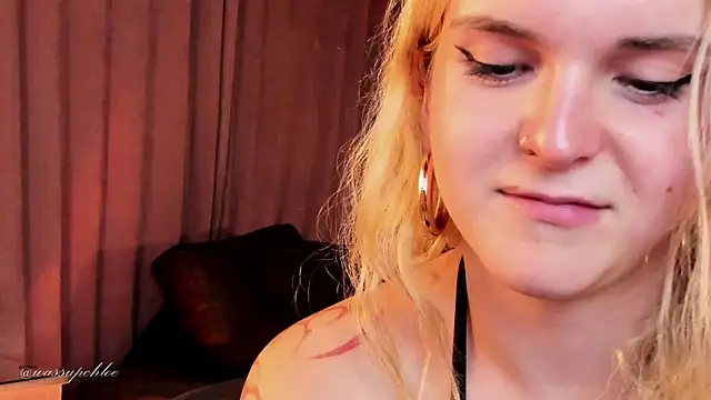 misschloe   online show from December 18, 3:04 am