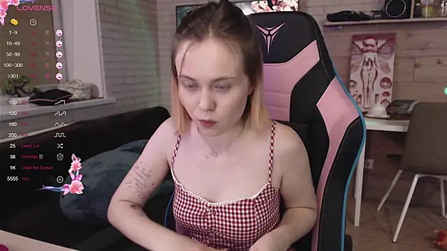 lucy mirror online show from November 6, 8:32 pm