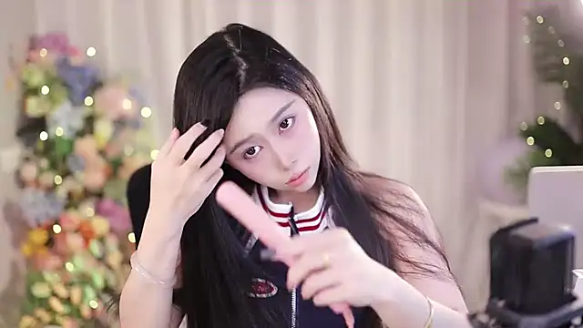 Snapshot of SleepArtist chatting on February 19, 2:01 am SleepArtist online show from February 19, 2:01 am