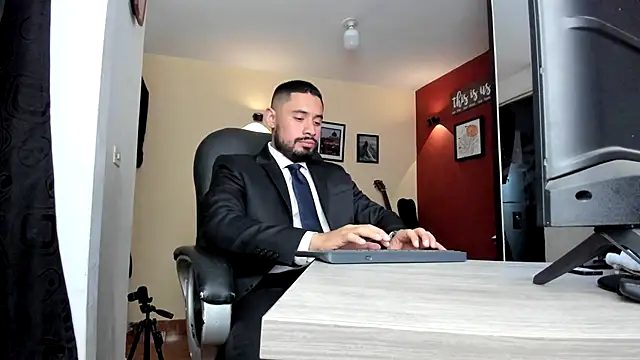 Snapshot of thesexlawyer1 chatting on May 15, 4:19 am thesexlawyer1 online show from May 15, 4:19 am