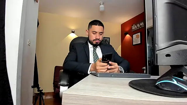 Snapshot of thesexlawyer1 chatting on May 17, 3:37 am thesexlawyer1 online show from May 17, 3:37 am