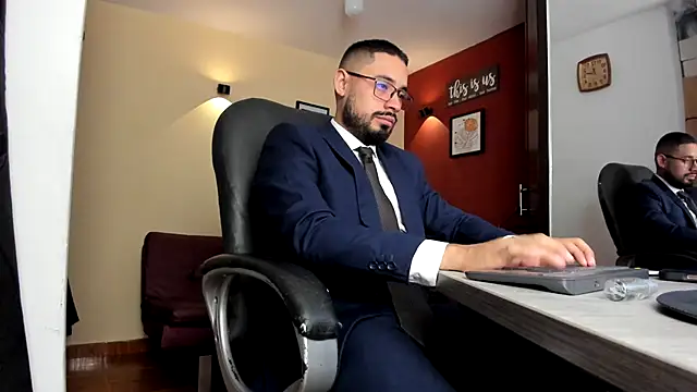 Snapshot of thesexlawyer1 chatting on May 21, 4:19 am thesexlawyer1 online show from May 21, 4:19 am
