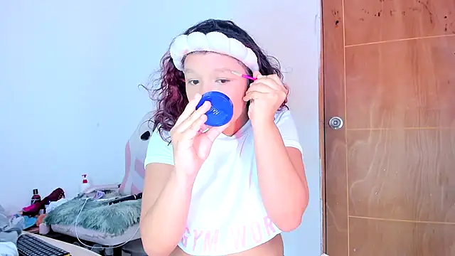 Snapshot of Emily_Coper18 chatting on May 1, 2:32 pm Emily Coper18 online show from May 1, 2:32 pm