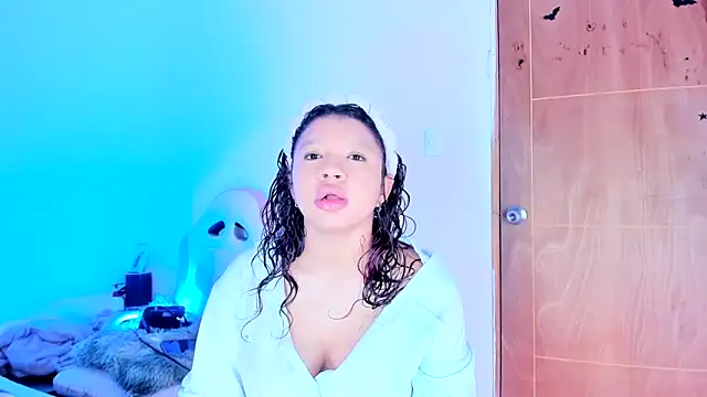 Snapshot of Emily_Coper18 chatting on May 17, 2:24 pm Emily Coper18 online show from May 17, 2:24 pm