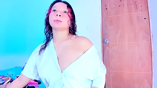 Snapshot of Emily_Coper18 chatting on May 21, 5:53 pm Emily Coper18 online show from May 21, 5:53 pm