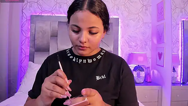 Snapshot of EmmaWeest chatting on December 4, 7:56 pm EmmaWeest online show from December 4, 7:56 pm