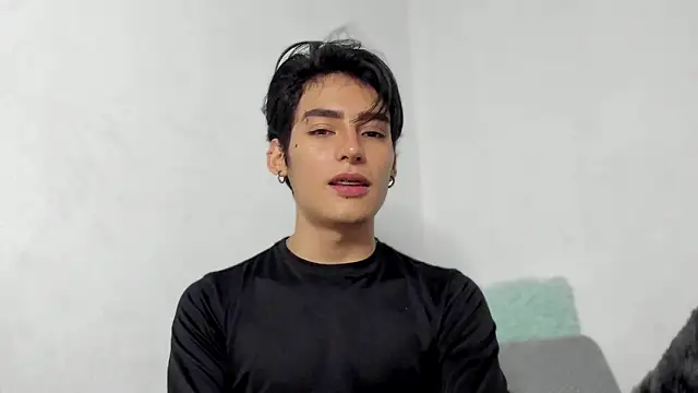 Snapshot of sebas_rose chatting on December 14, 2:01 am sebas rose online show from December 14, 2:01 am