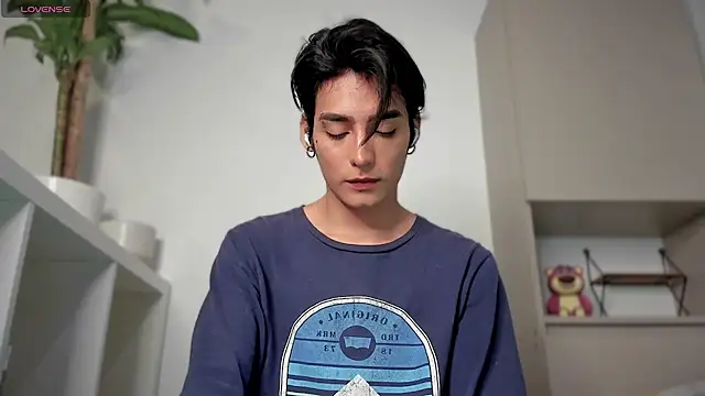 Snapshot of sebas_rose chatting on December 19, 4:02 am sebas rose online show from December 19, 4:02 am