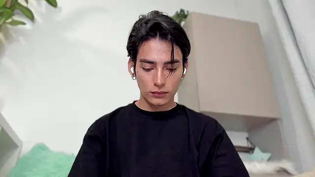 Snapshot of sebas_rose chatting on January 5, 11:33 pm sebas rose online show from January 5, 11:33 pm