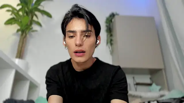 Snapshot of sebas_rose chatting on January 8, 3:19 am sebas rose online show from January 8, 3:19 am