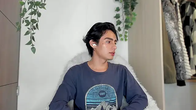 Snapshot of sebas_rose chatting on March 8, 5:17 am sebas rose online show from March 8, 5:17 am