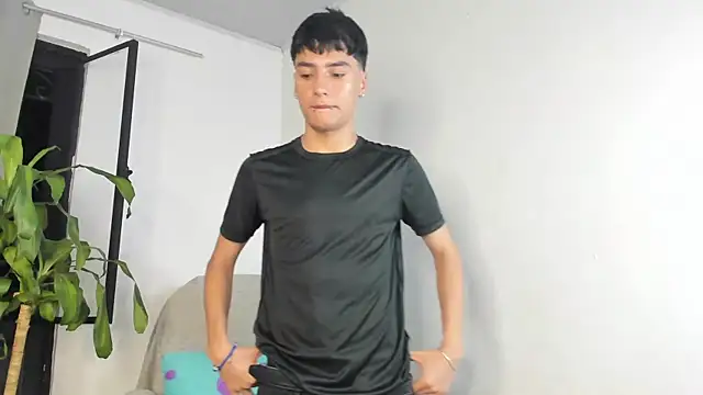 Snapshot of sebas_rose chatting on October 19, 12:11 am sebas rose online show from October 19, 12:11 am