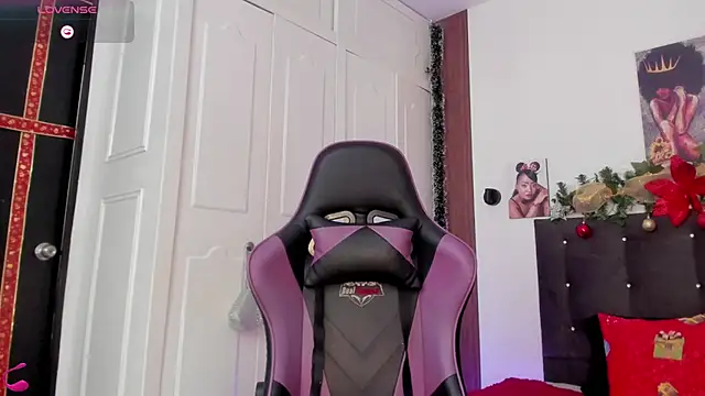 Snapshot of Reina_Love2 chatting on November 26, 1:45 pm Reina Love2 online show from November 26, 1:45 pm