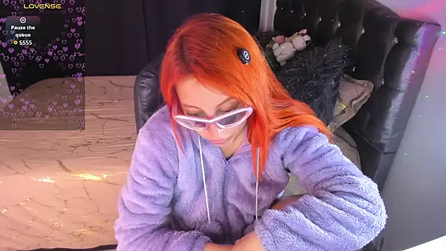 Snapshot of Violetaarey chatting on April 21, 1:42 am Violetaarey online show from April 21, 1:42 am