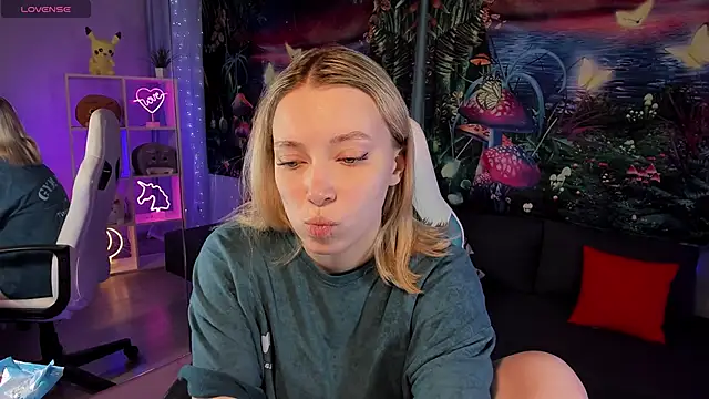 TiffanyBatson online show from December 19, 8:56 am