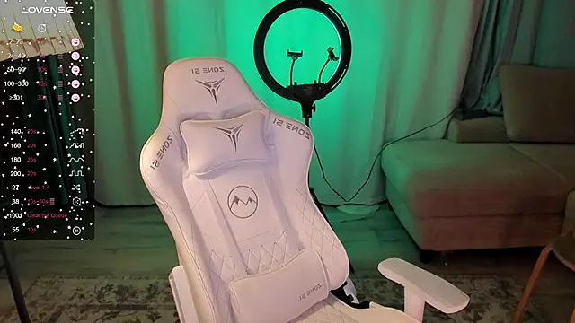 Snapshot of falcon_baby chatting on October 4, 6:39 pm falcon baby online show from October 4, 6:39 pm