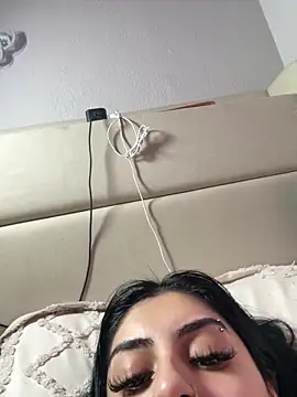 Snapshot of ThickerThanYoBitch chatting on September 18, 6:32 pm ThickerThanYoBitch online show from September 18, 6:32 pm