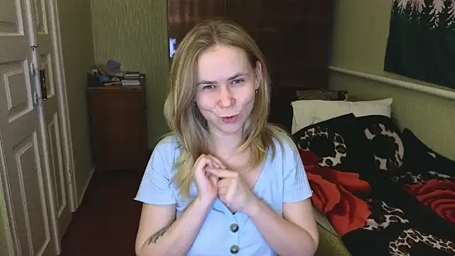 Snapshot of Riley_Roo chatting on December 7, 4:36 pm Riley Roo online show from December 7, 4:36 pm
