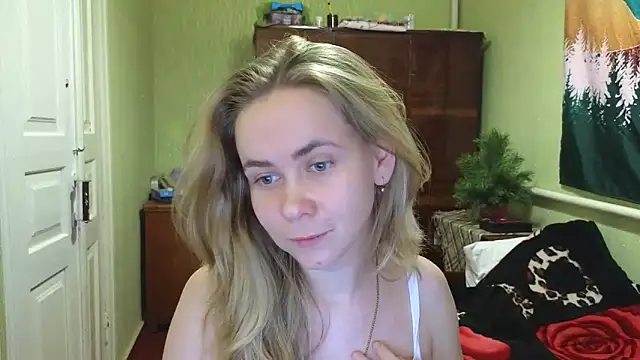 Snapshot of Riley_Roo chatting on December 19, 5:08 pm Riley Roo online show from December 19, 5:08 pm