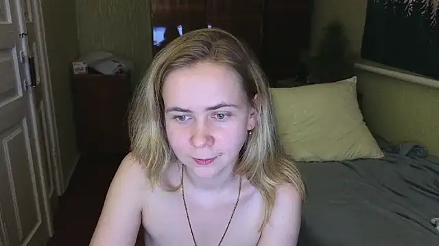 Snapshot of Riley_Roo chatting on December 31, 9:39 pm Riley Roo online show from December 31, 9:39 pm