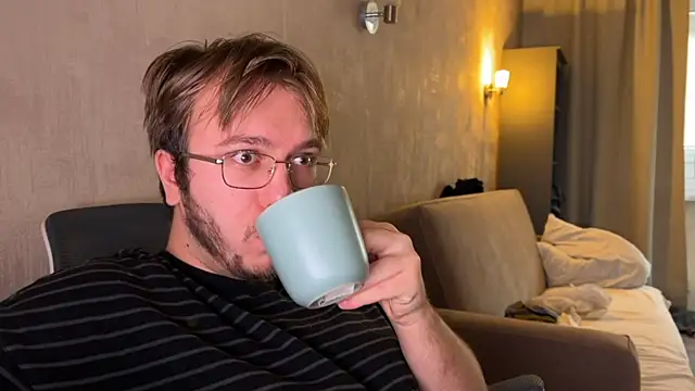 kiopiggy online show from November 4, 6:45 am