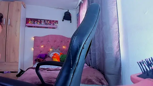 Snapshot of saralolo420 chatting on December 14, 7:25 pm saralolo420 online show from December 14, 7:25 pm