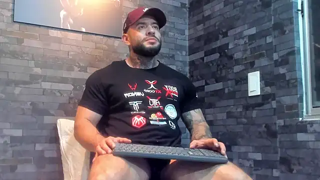 BruceDallas online show from June 8, 1:50 am