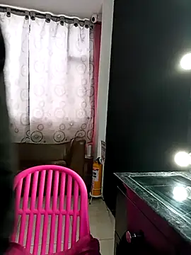 Snapshot of Cute_Penelope chatting on February 15, 12:11 pm Cute Penelope online show from February 15, 12:11 pm