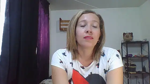 Snapshot of charlott_ponce chatting on December 6, 10:52 pm charlott ponce online show from December 6, 10:52 pm