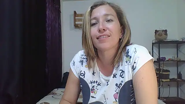 Snapshot of charlott_ponce chatting on December 11, 2:30 am charlott ponce online show from December 11, 2:30 am